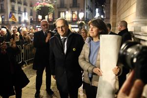 Centenars de persones es congreguen a la plaça Sant Jaume per protestar contra la inhabilitació de Torra. ACN