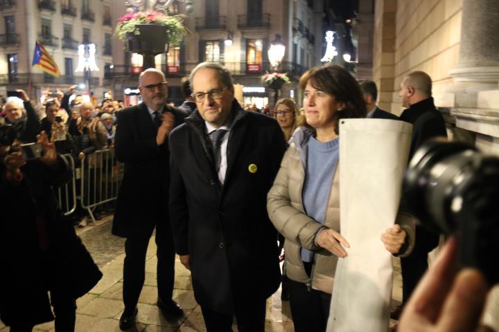 Centenars de persones es congreguen a la plaça Sant Jaume per protestar contra la inhabilitació de Torra. ACN