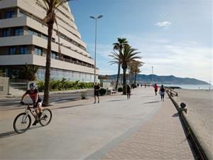 Ciclistes, corredors i molta gent de passeig en les primeres hores per sortir al carrer a Sitges. Ajuntament de Sitges
