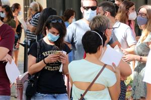Ciutadans fent cua amb mascareta per accedir a fer-se una prova PCR a Vilafranca. ACN / Gemma Sánchez