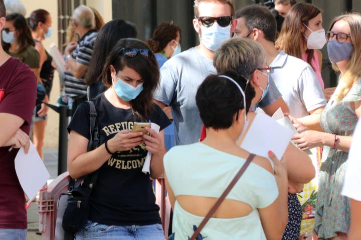 Ciutadans fent cua amb mascareta per accedir a fer-se una prova PCR a Vilafranca. ACN / Gemma Sánchez