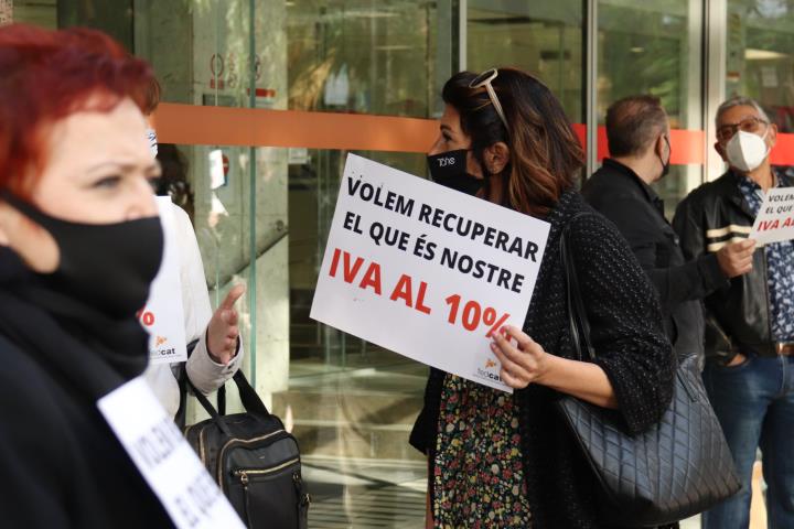 Concentració del sector de la perruqueria i l'estètica convocada davant la seu de l'Agència Tributària a Barcelona. ACN