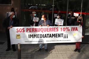 Concentració del sector de la perruqueria i l'estètica convocada davant la seu de l'Agència Tributària a Barcelona