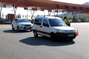 Control perimetral de Mossos a la C-32 al peatge de Sitges, el 31 d'octubre del 2020 