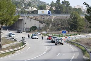 Controls a l'accés entre Igualada i Òdena tallats per la policia, el 13 de març del 2020. ACN