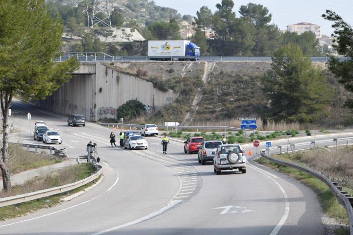 Controls a l'accés entre Igualada i Òdena tallats per la policia, el 13 de març del 2020. ACN