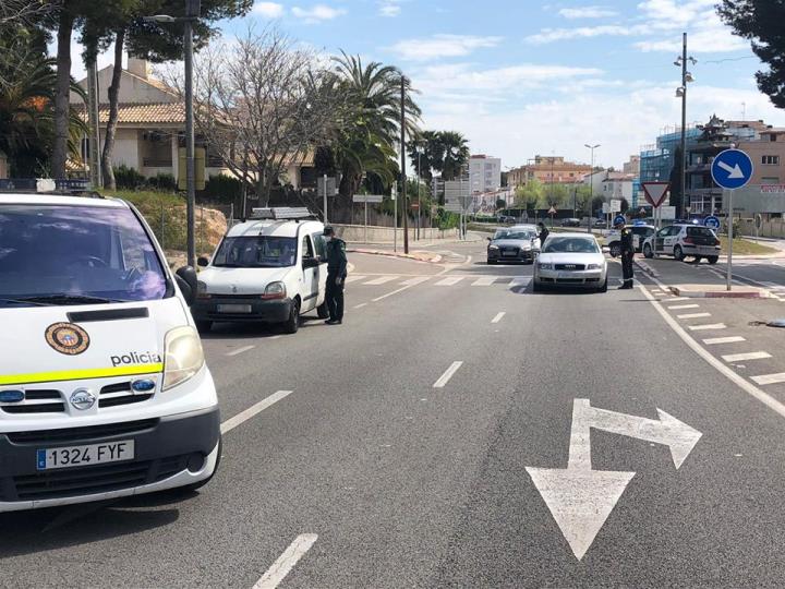 Controls de la policia local de Calafell per fer complir el confinament durant la Setmana Santa. Ajuntament de Calafell