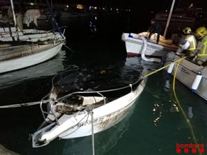 Crema i s'enfonsa una embarcació al port de Sitges sense provocar ferits. Bombers