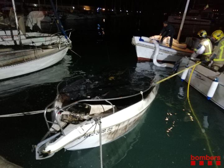 Crema i s'enfonsa una embarcació al port de Sitges sense provocar ferits. Bombers