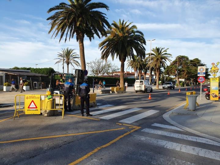 Denuncien quinze persones a Sitges per sortir a passejar en l'horari de desconfinament destinat a la gent gran. Ajuntament de Sitges