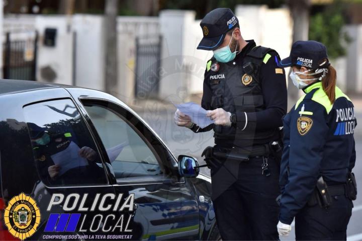 Denuncien un conductor al Vendrell per saltar-se el confinament i circular begut. Policia local del Vendrel