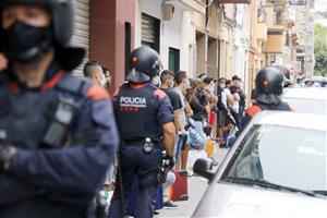 Desallotjament del bloc de pisos del carrer Jaume I al barri de Cerdanyola de Mataró, el 16 de juliol de 2020. ACN