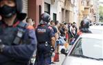 Desallotjament del bloc de pisos del carrer Jaume I al barri de Cerdanyola de Mataró, el 16 de juliol de 2020. ACN