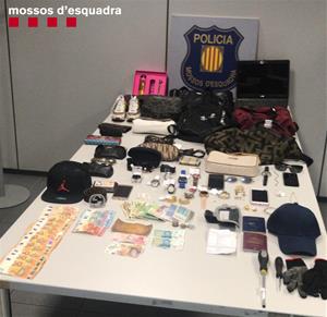 Desarticulen un grup criminal especialitzat en robatoris amb força a domicilis a Sitges i altres localitats. Mossos d'Esquadra