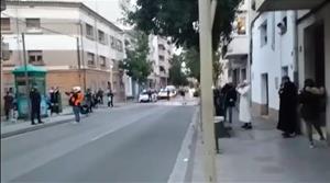 Desenes de persones trenquen el confinament al Vendrell per a assistir a una pregària al carrer. EIX