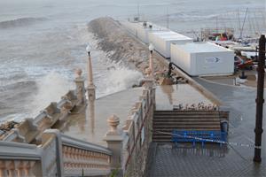 Destrosses a les escales de la Punta de Sitges. Ajuntament de Sitges