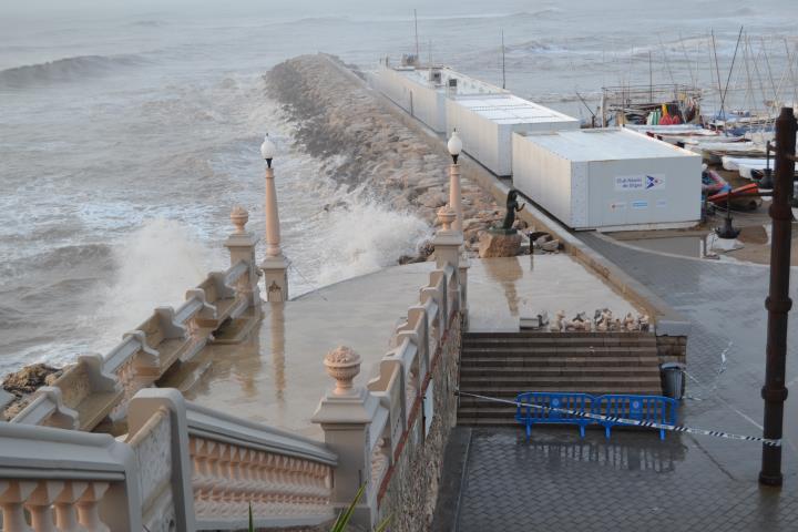 Destrosses a les escales de la Punta de Sitges. Ajuntament de Sitges