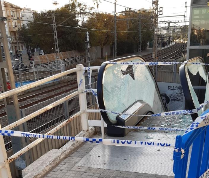 Detingut a Sitges per fer destrosses a les escales mecàniques d'Hort Gran. Ajuntament de Sitges