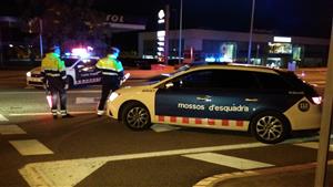 Detingut un conductor a l'Alt Penedès per fugir d'un control a la C-15, envestir un cotxe de Mossos i ferir dos agents. Mossos d'Esquadra