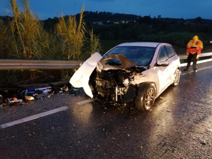 Detingut un conductor novell per conduir ebri, drogat i provocar un accident amb un tractor a Subirats. Mossos d'Esquadra