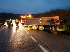 Detingut un conductor novell per conduir ebri, drogat i provocar un accident amb un tractor a Subirats