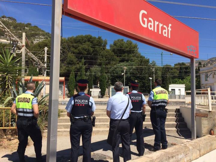 Dispositiu de seguretat, tant a les andanes com als vagons, dels Mossos d'Esquadra durant el carnaval al Garraf. Mossos d'Esquadra