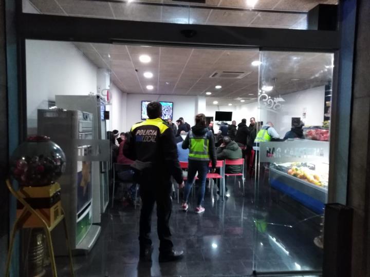 Dispositiu policial al Vendrell per al control d’estrangeria, inspeccions a establiments i tinença d’estupefaents  . Ajuntament del Vendrell