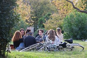 Diversos joves al Parc de la Ciutadella. ACN