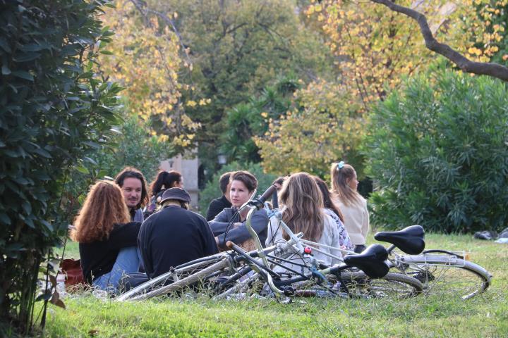 Diversos joves al Parc de la Ciutadella. ACN