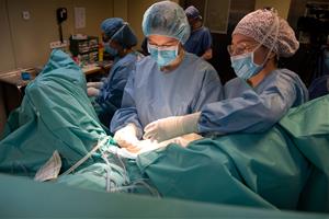 Doctores reconstruint el clítoris d'una pacient a l'Hospital Clínic. Imatge cedida el 5 de febrer del 2020. Hospital Clínic