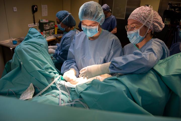Doctores reconstruint el clítoris d'una pacient a l'Hospital Clínic. Imatge cedida el 5 de febrer del 2020. Hospital Clínic