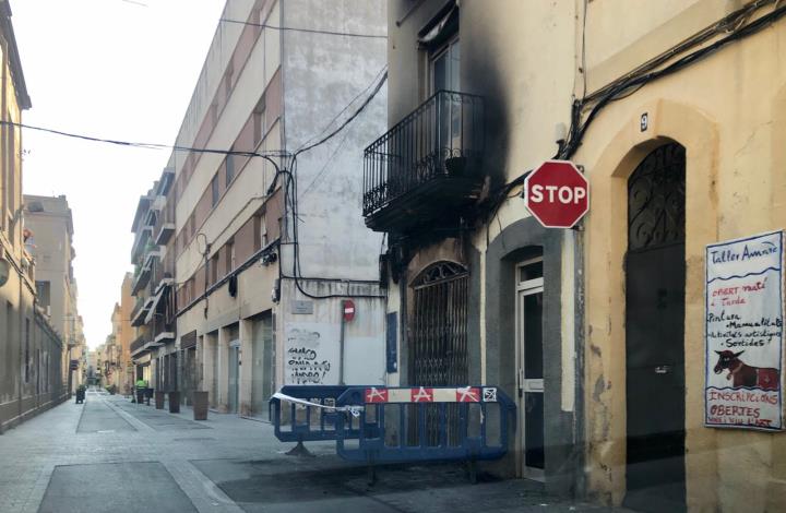 Dos ferits lleus en un incendi que ha calcinat de matinada un local del carrer Jardí de Vilanova. EIX