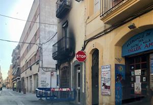 Dos ferits lleus en un incendi que ha calcinat de matinada un local del carrer Jardí de Vilanova