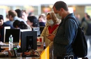 Dues persones amb mascareta pel coronavirus. ACN / Reuters