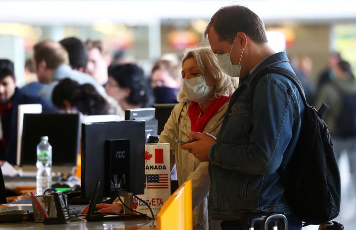 Dues persones amb mascareta pel coronavirus. ACN / Reuters