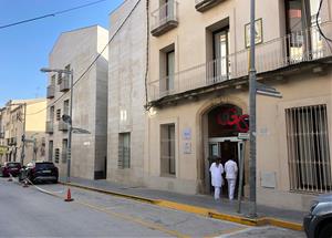 Dues professionals sanitàries entrant a la residència i centre de dia de la Fundació Consorts Guasch, el 19 de març del 2020 . ACN