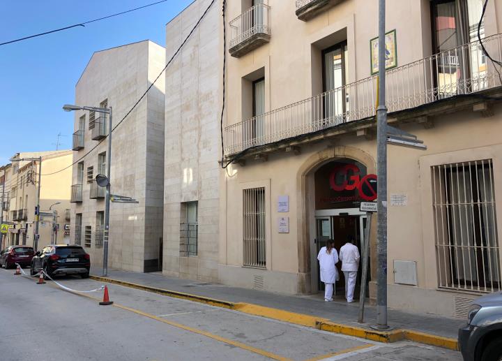 Dues professionals sanitàries entrant a la residència i centre de dia de la Fundació Consorts Guasch, el 19 de març del 2020 . ACN