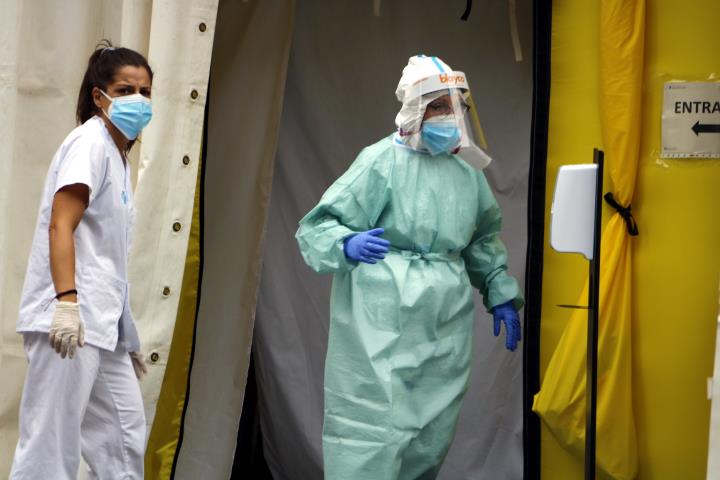 Dues professionals sanitàries sortint de la carpa que forma el dispositiu especial per detectar casos de covid-19 a Lleida. ACN