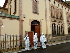 Efectius de l'exèrcit desinfecten la residència Sant Antoni Abat de l'Arboç. ACN