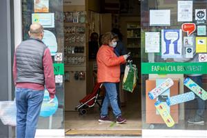 El 80% de les farmàcies han atès persones amb símptomes de covid-19 que no havien pogut accedir als serveis de salut. EIX