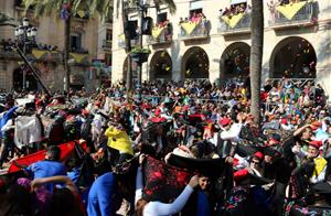 El Carnaval de Vilanova i la Geltrú arriba al seu punt àlgid amb les dolces batalles de les Comparses. ACN