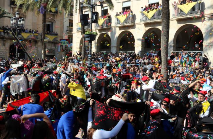 El Carnaval de Vilanova i la Geltrú arriba al seu punt àlgid amb les dolces batalles de les Comparses. ACN