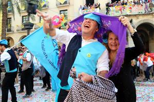 El Carnaval de Vilanova i la Geltrú arriba al seu punt àlgid amb les dolces batalles de les Comparses