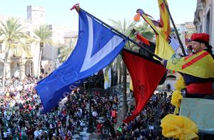 El Carnaval de Vilanova i la Geltrú arriba al seu punt àlgid amb les dolces batalles de les Comparses