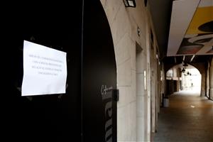 El cartell d'una cafeteria informa que tanquen pel coronavirus. ACN / Laura Cortés