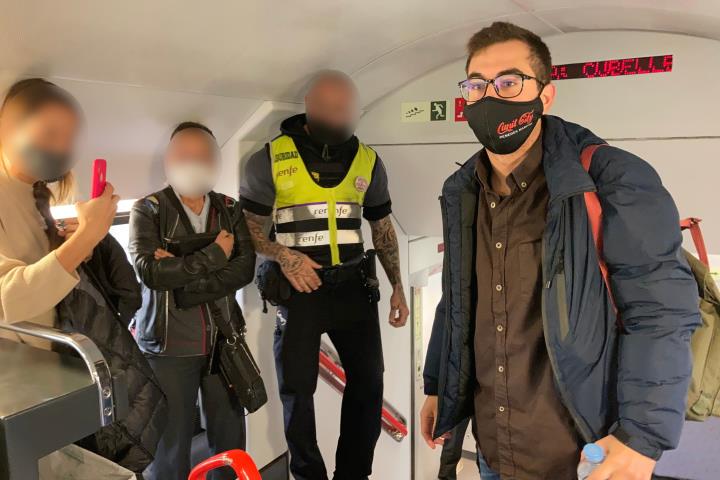 El còmic cunitenc Guillem Estadella reivindica que la cultura és més segura que el transport públic amb una acció en un tren. ACN