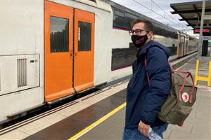 El còmic cunitenc Guillem Estadella reivindica que la cultura és més segura que el transport públic amb una acció en un tren