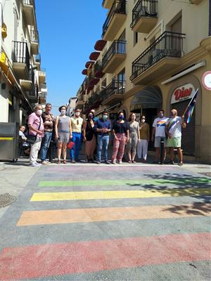 El conseller Chakir el Homrani davant el pas de vianants pintat amb els colors de l'Arc de Sant Martí a Sitges. Generalitat de Catalunya