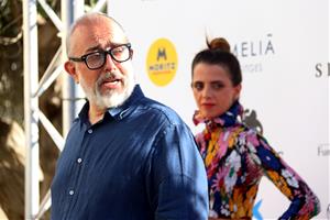 El director de '30 monedas', Álex de la Iglesia, i l'actriu Macarena Gómez al Festival de cinema de Sitges, l'11 d'octubre del 2020. ACN