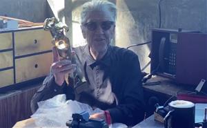 El director de cinema nord-americà David Lynch agraïnt el Gran Premi Honorífic del Festival de Sitges des de casa seva. Festival de Sitges